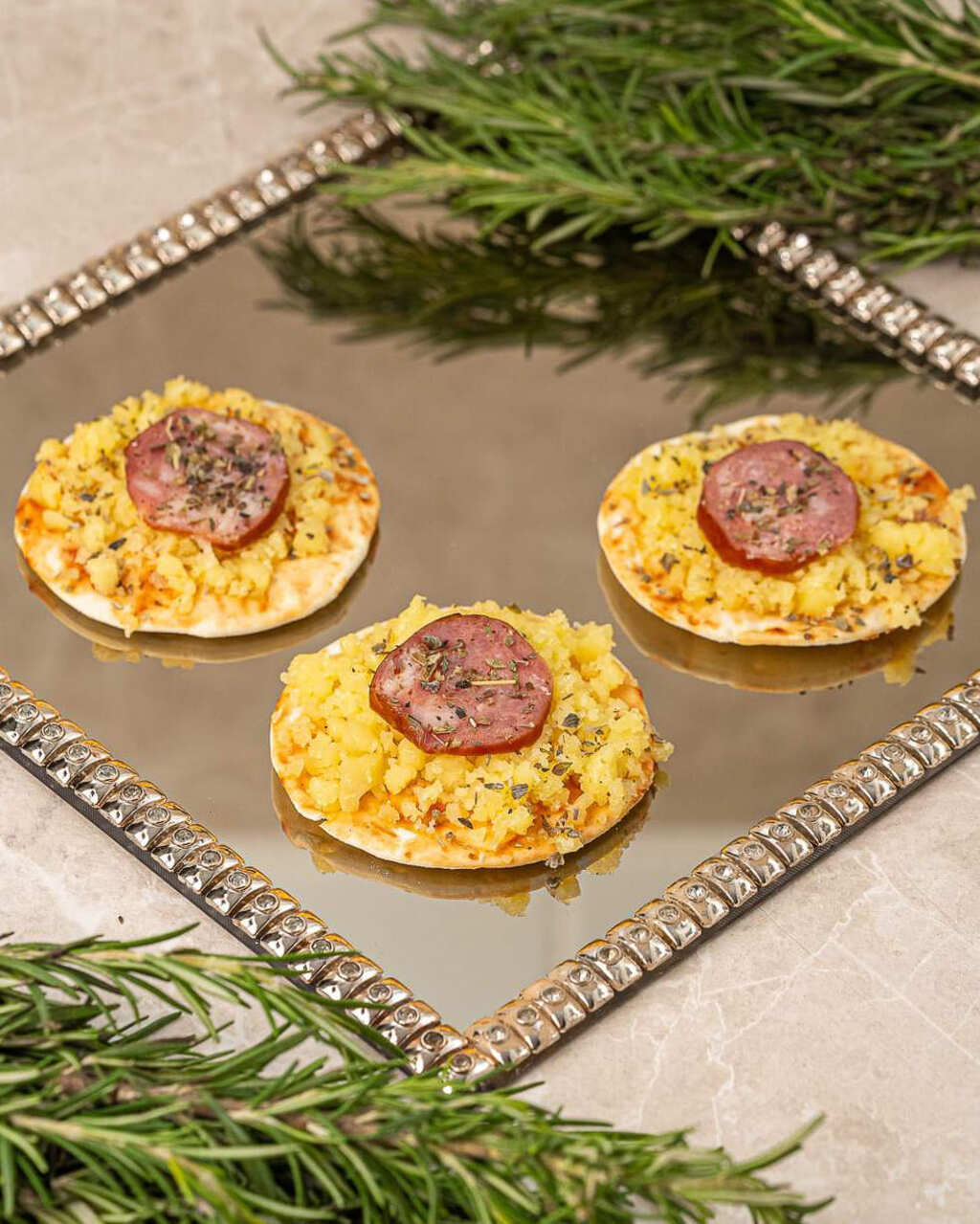 Mini Pizza Calabresa