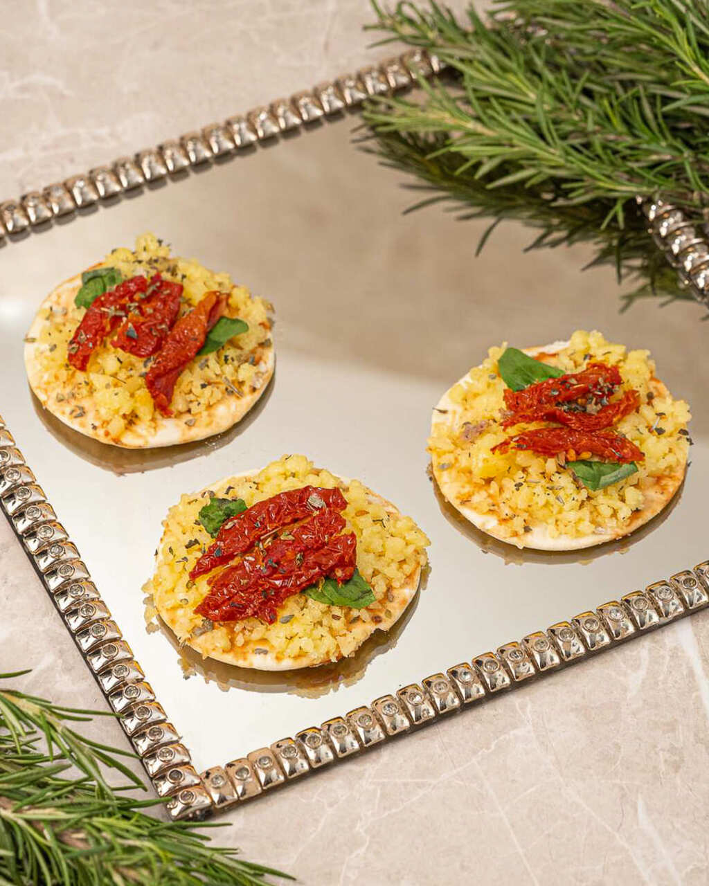 Mini Pizza Tomate Seco Manjericão