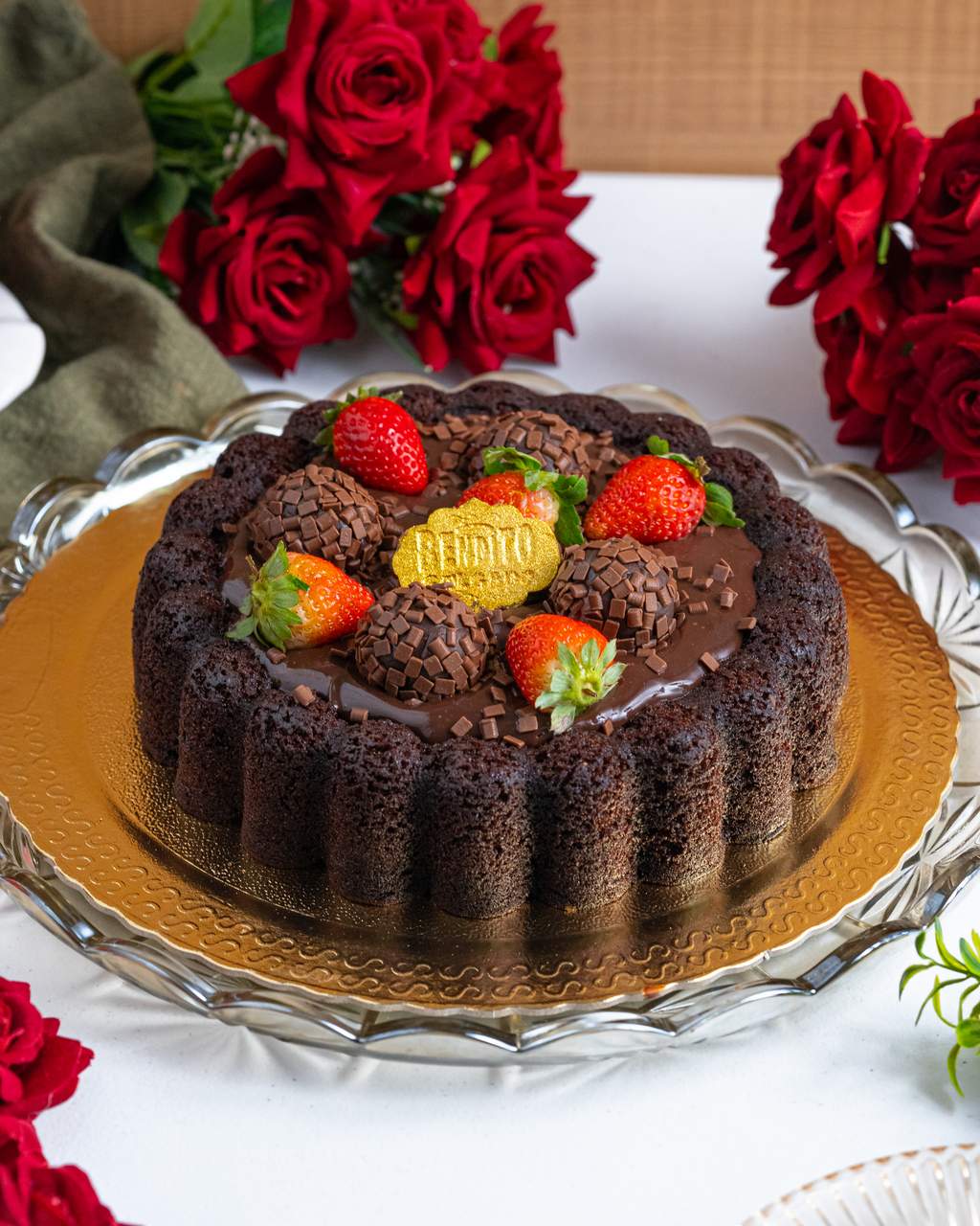 Bolo de chocolate com frutas amarelas