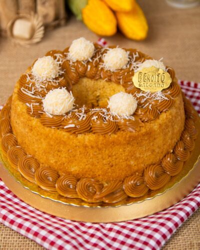 Bolo de Tapioca com Doce de Leite e Coco